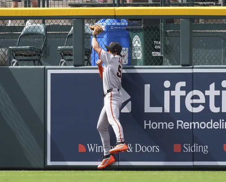 샌프란시스코 자이언츠 이정후가 13일(한국시간) 미국 콜로라도주 덴버의 쿠어스필드에서 벌인 2025 미국프로야구 메이저리그(MLB) 정규시즌 콜로라도 로키스와의 원정 경기에서 수비하고 있다. AP 연합뉴스