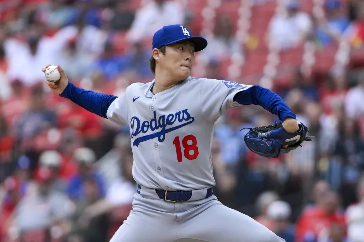 로스앤젤레스 다저스 야마모토 요시노부가 8일(한국시간) 미국 미주리주 세인트루이스 부시 스타디움에서 열린 2025 미국프로야구 메이저리그(MLB) 정규시즌 세인트루이스와의 원정 경기에서 공을 던지고 있다. 로이터 연합뉴스