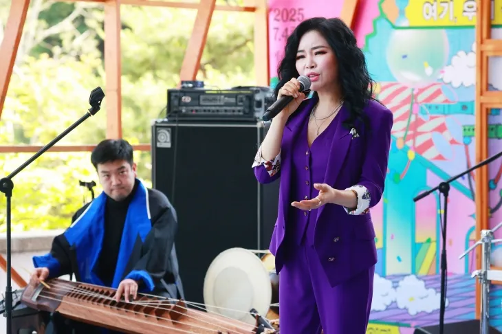 재즈 보컬리스트 웅산과 거문고 연주자 이재하가 11일 서울 국립극장 해오름극장에서 열린 ‘여우락 페스티벌’ 쇼케이스에서 공연을 선보이고 있다. 연합뉴스