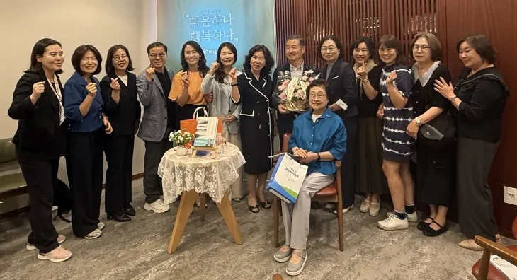 김병조 교수가 강연을 마치고 동신대 김필식 이사장 및 동신대 2기 최고위과정 원우들과 함께 단체 사진을 찍고 있다.