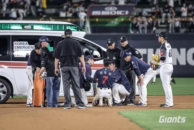 롯데 자이언츠 장두성이 12일 수원 케이티위즈파크에서 열린 2025 KBO리그 정규시즌 kt 위즈와의 원정 경기에서 공을 맞고 구급차에 실려 나가고 있다. 롯데 자이언츠 제공