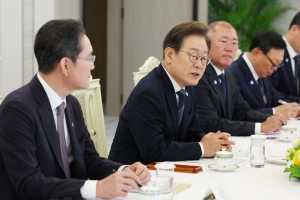 이 대통령, 재계 총수 만나 “유연한 통상정책으로 위기 극복”