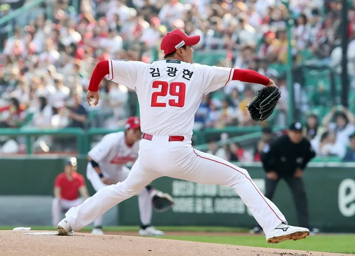 SSG 랜더스 김광현이 3일 인천 SSG랜더스필드에서 열린 2025 KBO리그 정규시즌 삼성 라이온즈와의 홈 경기에서 공을 던지고 있다. SSG 랜더스 제공