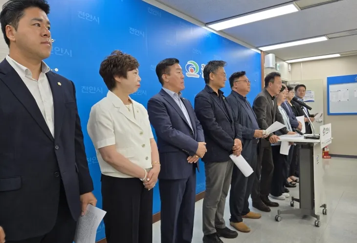 더불어민주당 소속 충남 천안시의회 의원들이 12일 기자회견을 하고 있다. 이종익 기자