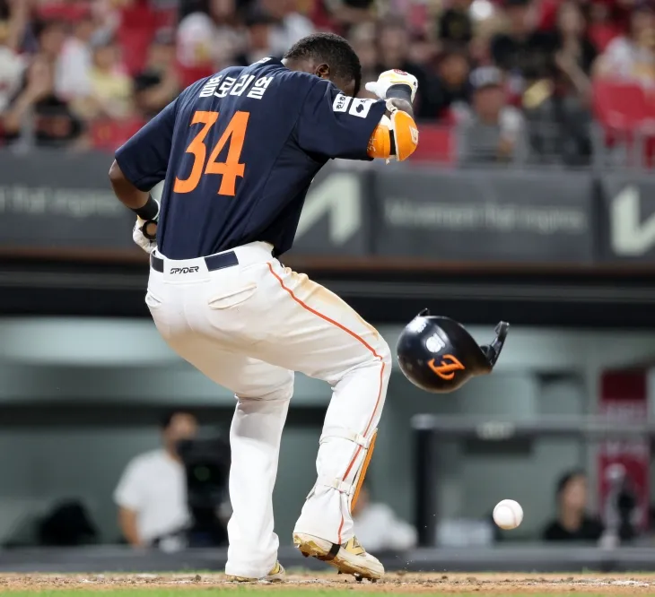 한화 이글스 에스테반 플로리얼이 8일 광주기아챔피언스필드에서 열린 2025 KBO리그 정규시즌 KIA 타이거즈와의 원정 경기에서 공에 손을 맞고 있다. 광주 연합뉴스