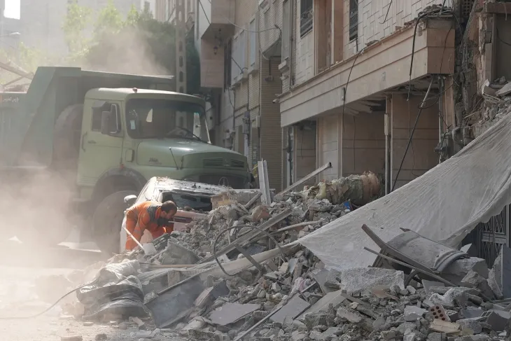 13일(현지시간) 이란 테헤란에서 구조대원들이 이스라엘의 공습으로 파손된 건물의 잔해를 치우고 있다. 2025.6.13 신화 연합뉴스