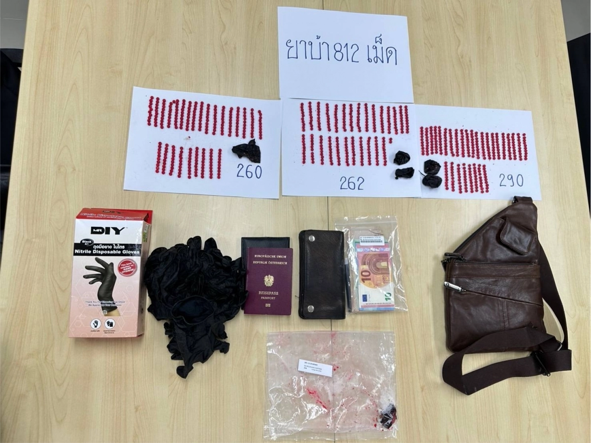 메스암페타민 알약 1000여정을 몸속에 넣어 태국 방콕 돈므앙 국제공항을 통해 밀수하려다 비닐 포장이 찢어져 발각된 오스트리아 남성의 소지품. 방콕 후아막경찰서 제공