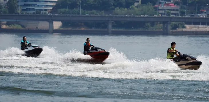 BRP사의 씨두(SEA-DOO)가 15일 서울 여의도 한강에 위치(영등포구 여의도동 85-5)한 씨두 시승체험장에서 해양 레저스포츠의 매력을 직접 체험할 수 있는 씨두데이(SEA-DOO DAY)를 개최했다.  사진- 씨두데이 제공