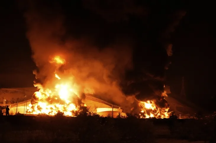 이스라엘의 미사일 공격을 받은 이란 수도 테헤란의 한 정유비축기지. 2025.6.15. AP 뉴시스