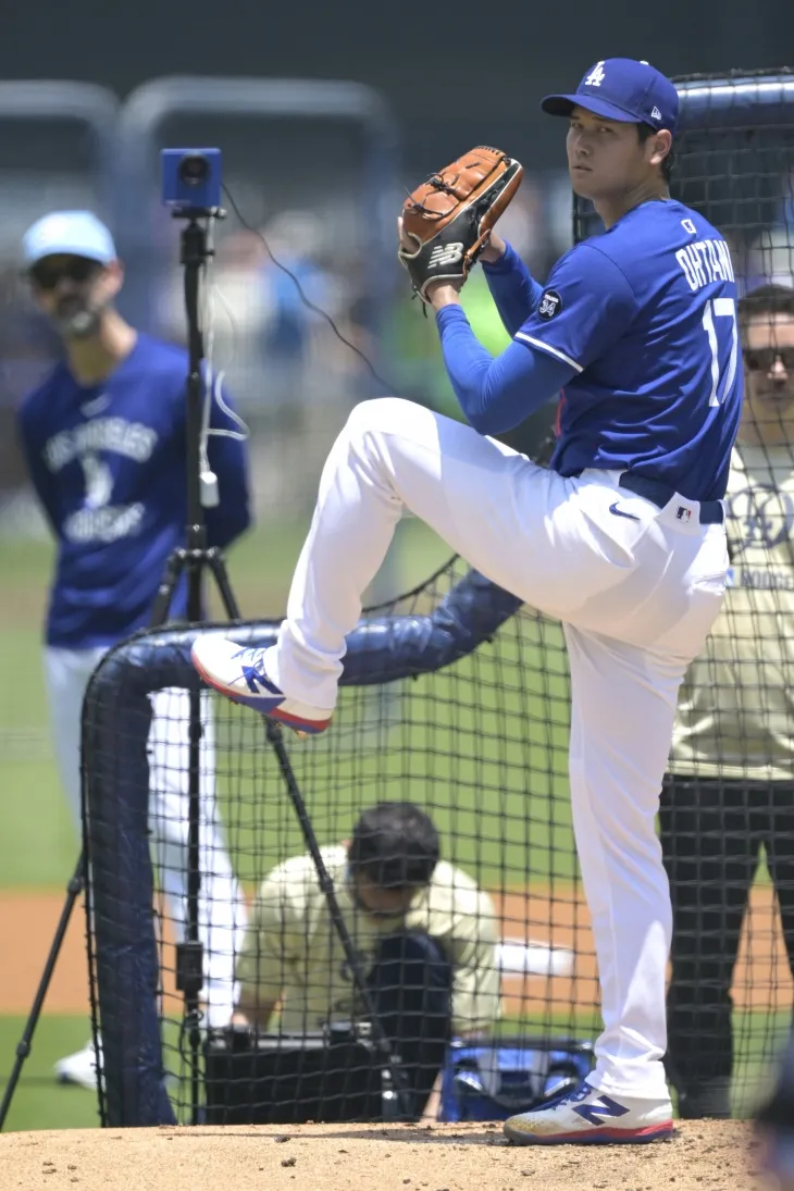 오타니 쇼헤이(LA 다저스)가 16일(한국시간) 미국 캘리포니아주 로스앤젤레스 다저스타디움에서 열린 2025 미국 메이저리그(MLB) 정규시즌 뉴욕 양키스와의 홈 경기를 앞두고 라이브 피칭을 하고 있다. 로이터 연합뉴스