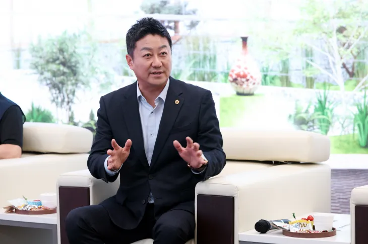 김진경 의장 6월 16일 의회 청사에서 근무 청소원들과 정담회 개최. 애로사항 청취 후 대기실 환경개선 등 배석 관계자에게 관련 문제점 즉시 조치할 것 지시. (사진=경기도의회)