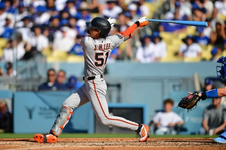 이정후(샌프란시스코 자이언츠)가 16일(한국시간) 미국 캘리포니아주 로스앤젤레스 다저스타디움에서 열린 2025 미국프로야구 메이저리그(MLB) 정규시즌 로스앤젤레스 다저스와의 원정 경기에서 타격하고 있다. 로이터 연합뉴스
