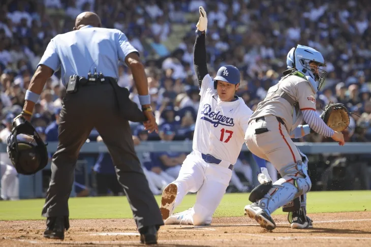 오타니 쇼헤이(로스앤젤레스 다저스)가 16일(한국시간) 미국 캘리포니아주 로스앤젤레스 다저스타디움에서 열린 2025 미국프로야구 메이저리그(MLB) 정규시즌 샌프란시스코 자이언츠와의 홈 경기에서 득점하고 있다. AP 연합뉴스