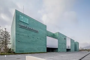 ‘전시 부실·운영위 논란’ 창원 민주주의전당 결국 개관 연기