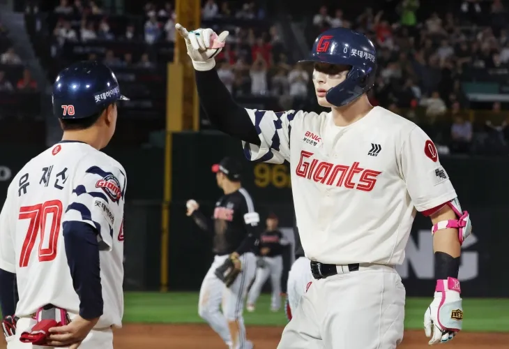 롯데 자이언츠 윤동희가 지난달 20일 부산 사직야구장에서 열린 2025 KBO리그 정규시즌 LG 트윈스와의 홈 경기에서 안타를 친 뒤 세레머니하고 있다. 부산 연합뉴스