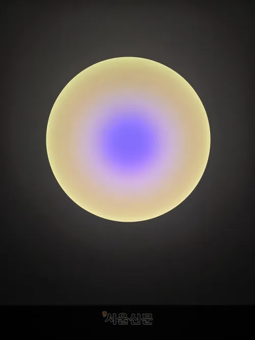 전시장 2층에 자리한 ‘글라스워크’ 연작. 유리 발광다이오드(LED) 기술을 기반으로 해 만든 작품으로 빛이 스며드는 것 같은 효과를 낸다. 윤수경 기자