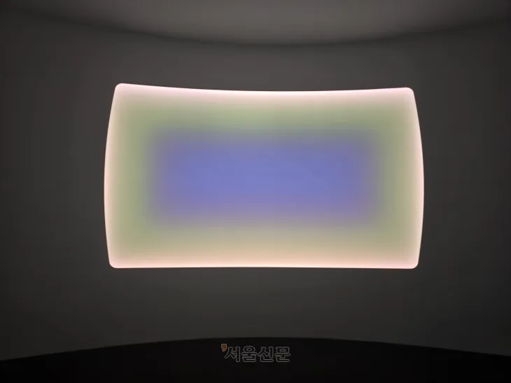 전시장 2층에 자리한 ‘글라스워크’ 연작. 유리 발광다이오드(LED) 기술을 기반으로 해 만든 작품으로 빛이 스며드는 것 같은 효과를 낸다. 윤수경 기자