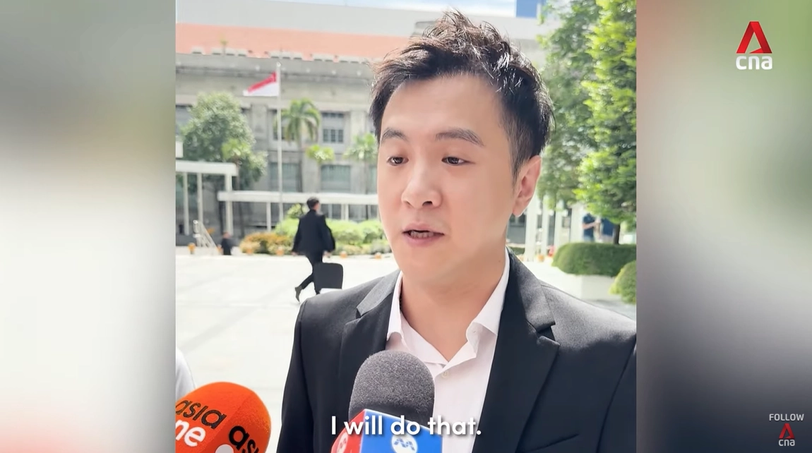 미성년자 간음 등 혐의로 징역 3년 4개월을 선고받은 중국 출신 싱가포르 배우 이안 팡이 16일(현지시간) 싱가포르 지방법원에 출석하는 길에 취재진을 만나 자신의 혐의를 인정하고 사과하고 있다. CNA 공식 유튜브 캡처