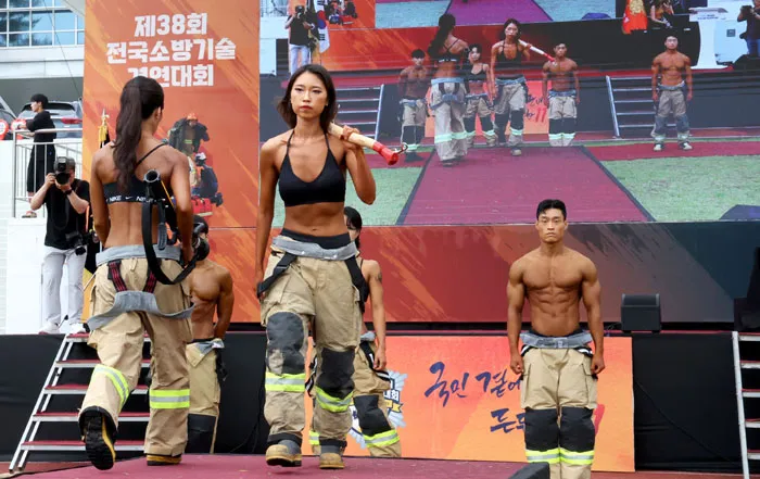 16일 충남 공주시 중앙소방학교에서 열린 제38회 전국소방기술경연대회 부대행사로 열린 런어웨이 행사에 참여한 일선 몸짱 소방관들이 방화복을 입고 포즈를 취하고 있다. 2025.6.16<br>뉴스1
