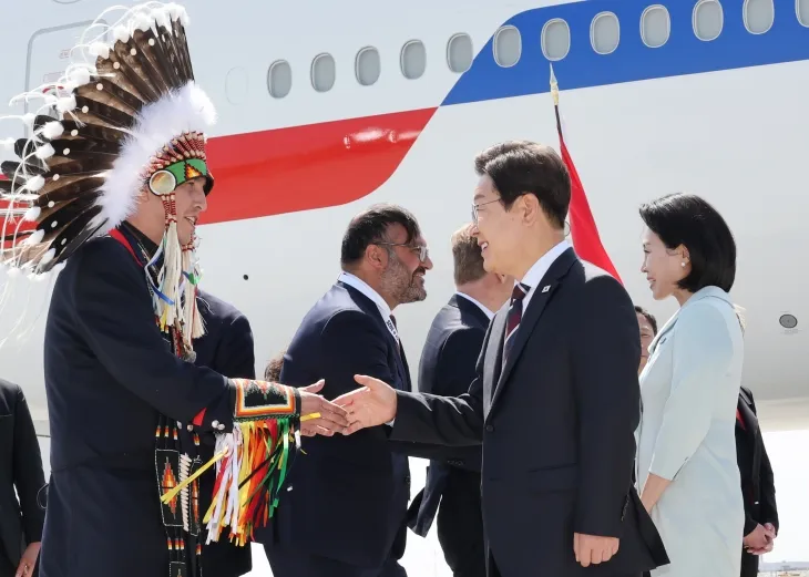 이재명 대통령, 캐나다 원주민 공동체 대표자와 인사