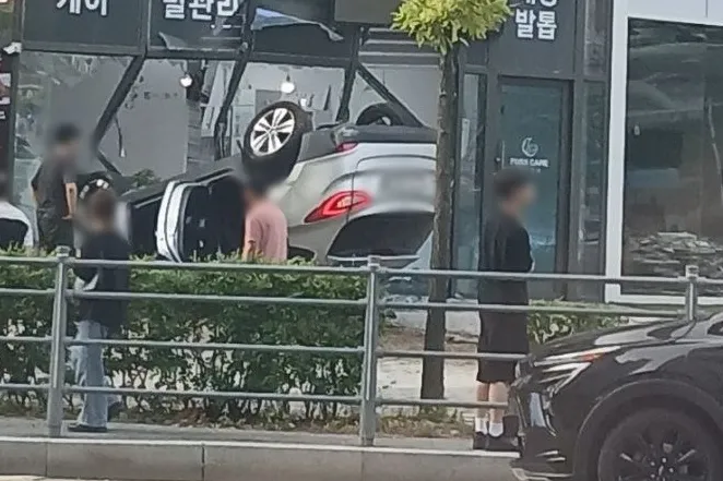 16일 경기 용인시 기흥구 기흥역 인근에서 사고로 전복된 차량이 상가를 들이받아 3명이 다쳤다. 독자 제공 연합뉴스