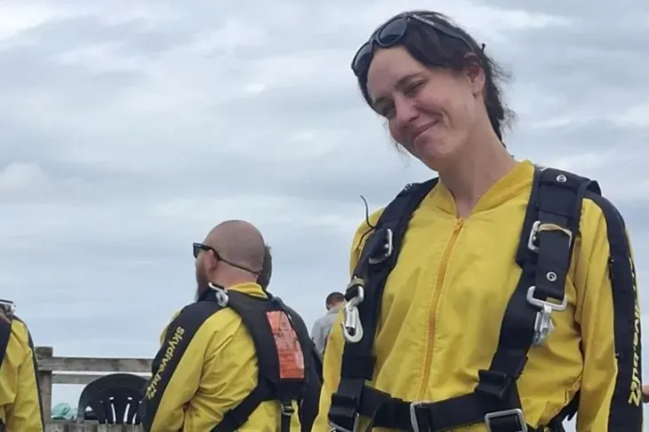 지난 16일(현지시간) 영국 데번주(州) 던크스웰 비행장에서 스카이다이빙에 도전한 40대 여성 벨린다 테일러와 탠덤 스카이다이빙 강사인 30대 남성 애덤 해리슨이 사망하는 사고가 발생했다. 사진은 테일러의 생전 모습. 유족 제공