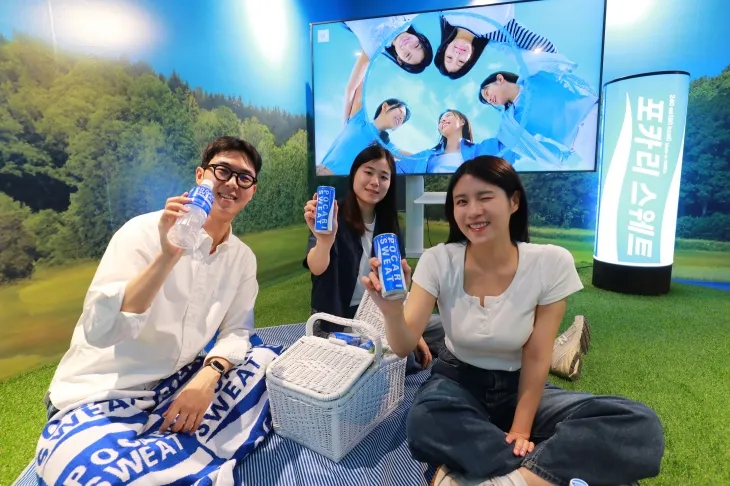 동아오츠카 사내모델들이 아일릿팝업스토어 포카리스웨트존에서 광고 속 이미지를 구현해 포즈를 취하고 있다. 사진-동아오츠카 제공