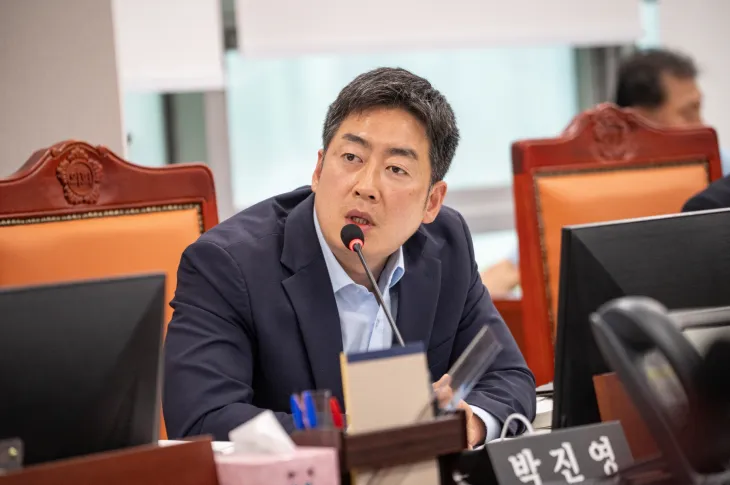 박진영 의원. 16일 2024년도 경기도 결산 및 제1회 추가경정예산안 심사. 민생 어려울수록 확장 재정 필수 강조. (사진=경기도의회)