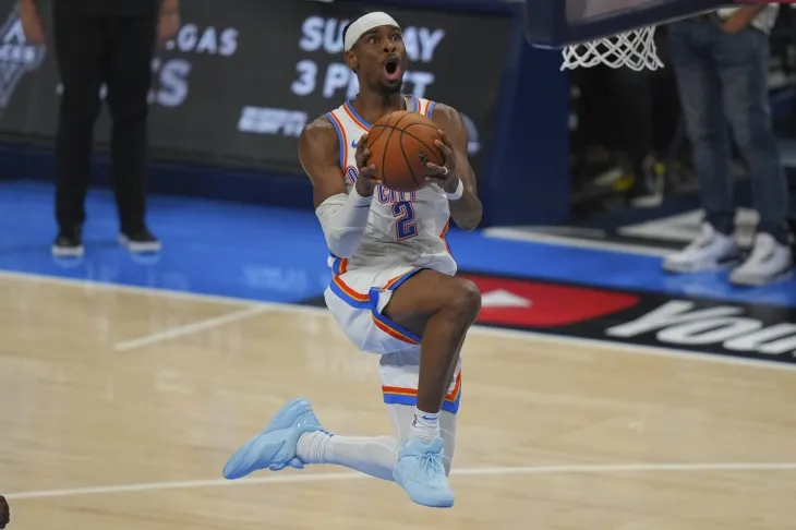 샤이 길저스알렉산더(오클라호마시티 선더)가 17일(한국시간) 미국 오클라호마시티의 페이컴 센터에서 열린 2024~25 NBA 파이널 5차전 인디애나 페이서스와의 홈 경기에서 슛하고 있다. AP 연합뉴스