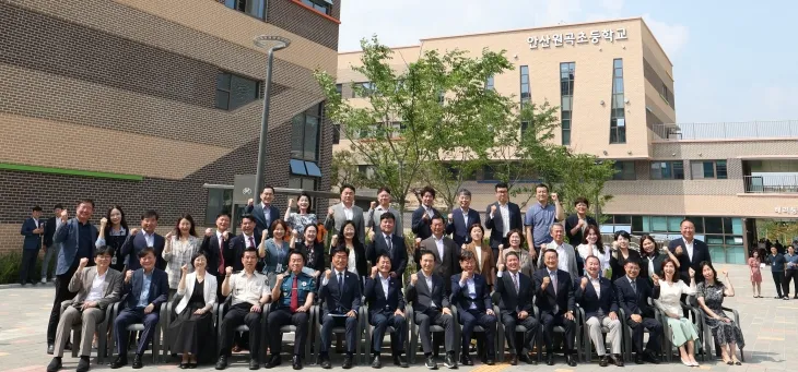 안산원곡초등학교 ‘그린스마트학교 공간 재구조화 사업’ 준공식에 참석한 임태희 경기도교육감 등이 기념 촬영을 하고 있다. (경기도교육청 제공)