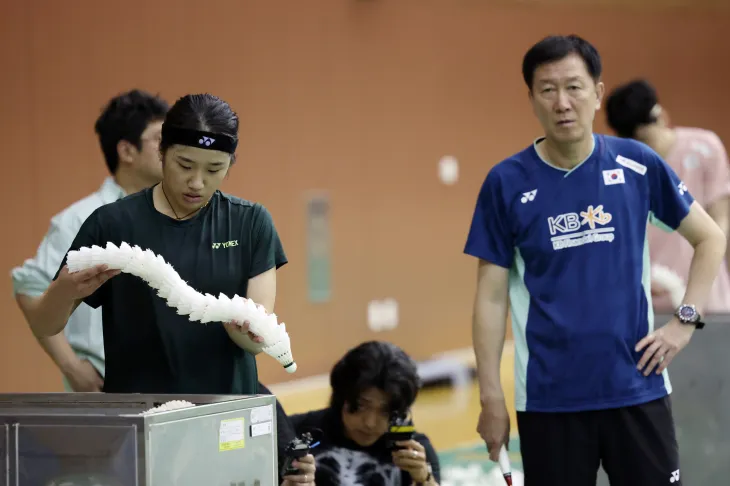 17일 충북 진천선수촌에서 열린 대한민국 배드민턴 국가대표팀 미디어데이에서 안세영이 셔틀콕을 정리하고 있다. 오른쪽은 박주봉 감독. 2025.06.17 진천 뉴시스