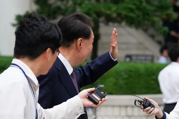 윤석열 전 대통령이 16일 오후 서울 서초구 중앙지방법원에서 열린 내란 우두머리 혐의·직권남용 권리행사방해 혐의 사건 7차 공판을 마치고 취재진의 질문을 받으며 법원을 나서고 있다. 2025.06.16 사진공동취재단