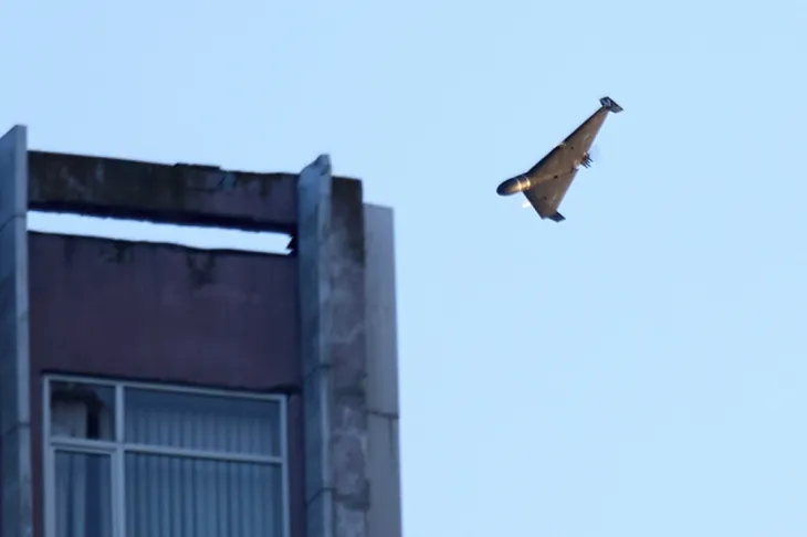 17일(현지시간) 러시아의 자폭드론이 우크라이나 수도 키이우의 주거 건물을 공격하고 있다. 2025.6.17 키이우 AP 연합뉴스