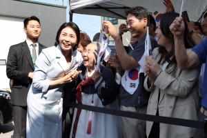 김혜경 여사 첫 단독 일정… 캐나다 교민 만나 “조국 걱정에 더 힘드셨을 것”