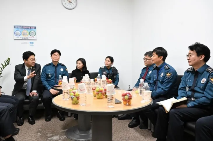 지난 3월 24일 천호지구대 경찰들과 간담회중인 최호정 의장과 장태용 위원장