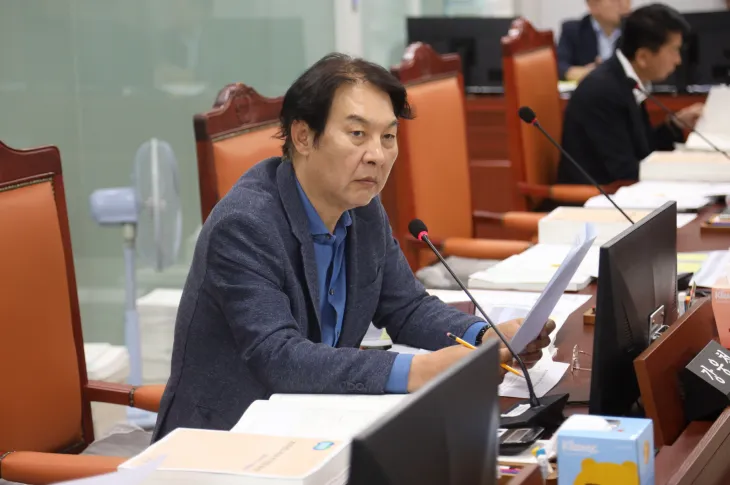 강웅철 의원. 자치행정국 대상 2025년도 추가경정예산 심사. 본 예산 심의 과정의 절차 미준수와 투명성 부족 문제 지적, 신뢰 회복을 위한 근본적인 개선 방안 마련 촉구 (사진=경기도의회)