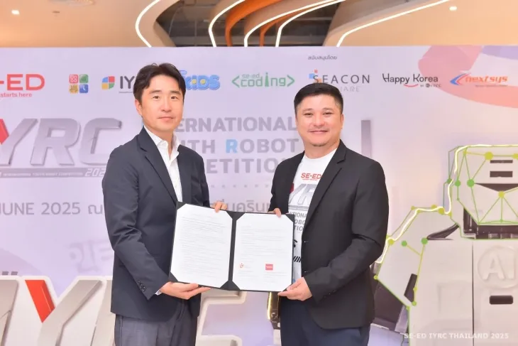 이광수 한국관광공사 방콕지사장(왼쪽)과 국제청소년로봇대회  룽간 파이싯파닛트라군 대표(오른쪽)가 업무협약서를 교환하고 있다. 한국관광공사 제공