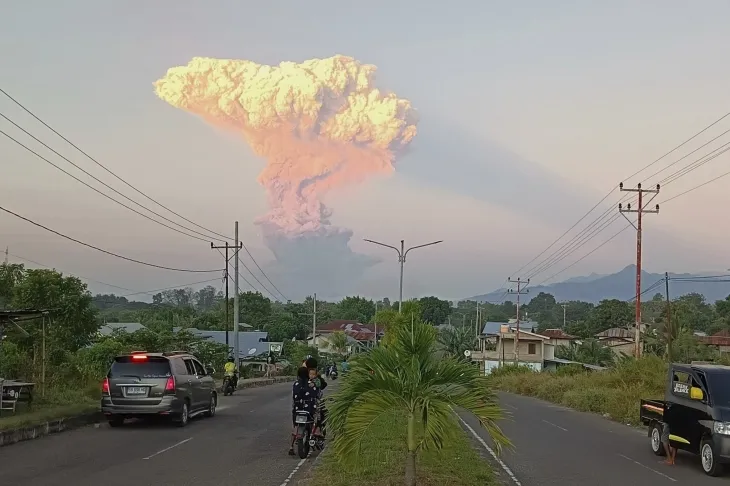 인도네시아 동누사텡가라주 동플로레스군에 있는 1584m 높이 레워토비 라키라키 화산이 지난 17일(현지시간) 오후 5시 35분쯤 분화를 시작했다. 사진은 화산에서 서쪽으로 약 60㎞ 떨어진 마우메레에서 보이는 분화 모습. 2025.6.17 AP 연합뉴스