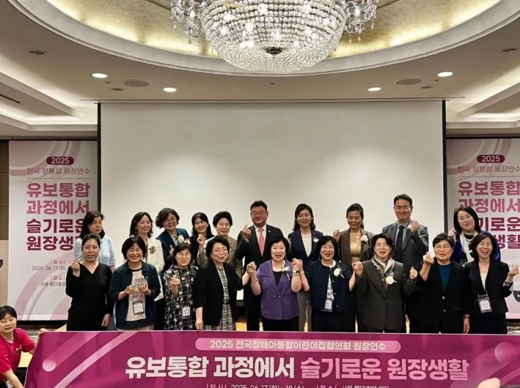 기념촬영하는 박상혁 교육위원장