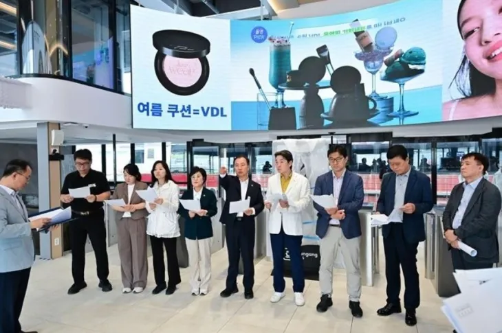 지난 17일 미래한강본부가 추진중인 한강버스와 여의도 선착장을 방문한 서울시의회 교통위원회(위원장 이병윤)