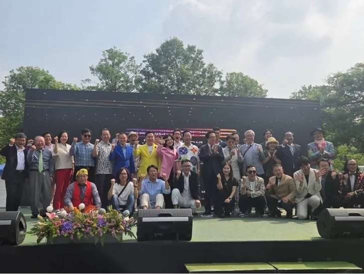 서울월드컵 23주년 기념 ‘다시웃자 대한민국!’ 행사에서 참석자들이 기념촬영을 하고 있다.