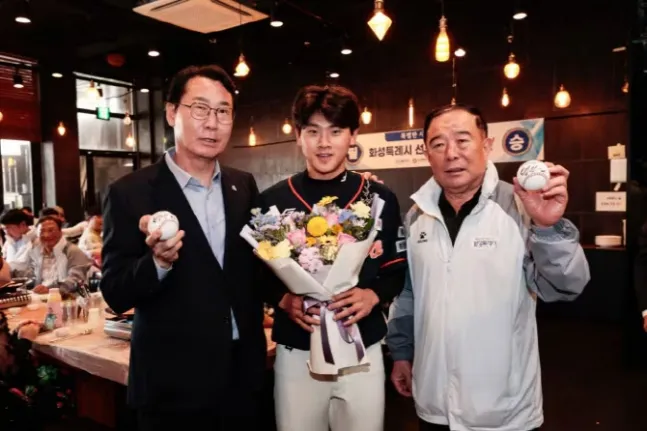 롯데자이언츠 육성선수로 입단에 1군에 등록된 박찬형(가운데).