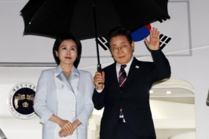 [포토] 李대통령 부부, G7 일정 마치고 귀국길