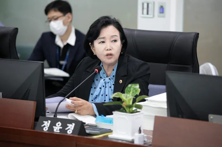 정윤경 부의장, 6월 16일부터 이틀간 제384회 정례회 농정해양위원회 결산 및 추가경정예산안 심사. 농민의 안정적인 영농활동 위한 보험가입 확대 필요성 강력 제기. (사진=경기도의회)