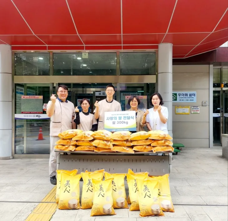 더해봄 노인복지센터가  왕조1동 행정복지센터에 백미(10㎏) 30포를 후원했다. 맨 왼쪽은 주치훈 더해봄 노인복지센터장.