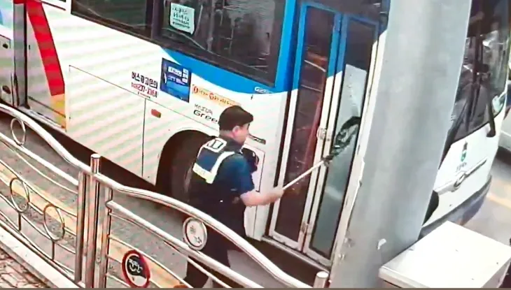 5월 31일 오후 2시쯤 충북 진천군 진천읍 진천터미널에서 50대 A씨가 시내버스를 훔쳐 도심을 질주하다 현행범으로 체포됐다. 사진은 경찰이 버스 앞문의 개방을 시도하는 모습. 충북경찰청 제공