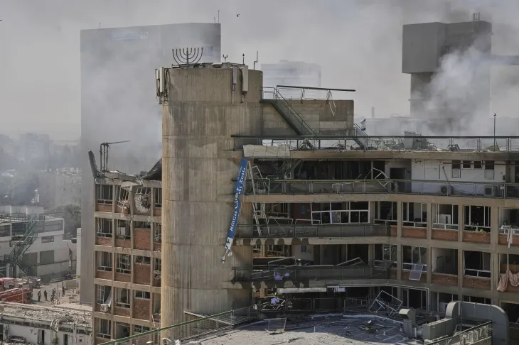 19일(현지시간) 이란 탄도미사일 공격을 받은 이스라엘 남부 베에르셰바 소재 소로카 병원의 옛 외과병동에서 연기가 피어오르고 있다. 2025.6.19 이스라엘 AP 연합뉴스