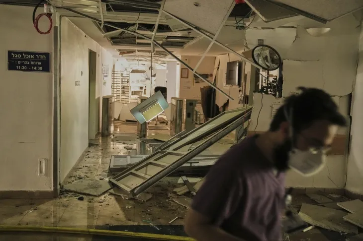 19일(현지시간) 이란 탄도미사일 공격을 받은 이스라엘 남부 베에르셰바 소재 소로카 병원 내부 모습. 2025.6.19 이스라엘 AP 연합뉴스