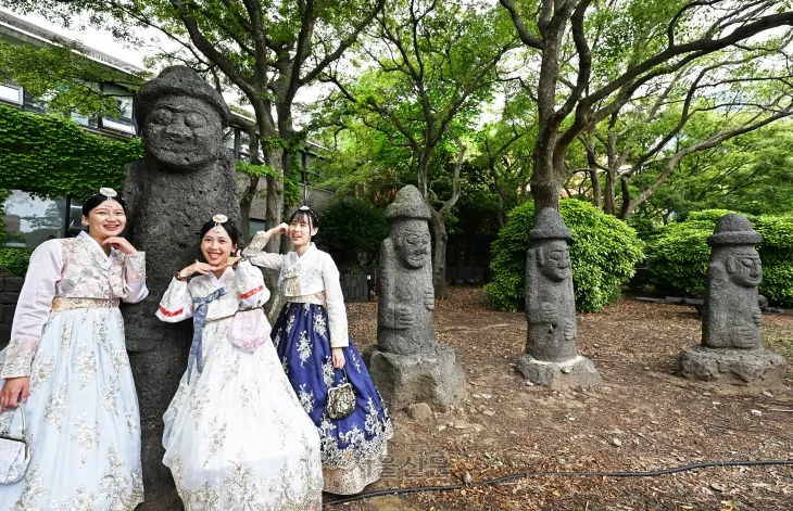 관광객이 제주목관아﻿ 돌하르방 앞에서 ﻿사진을 찍고 있다.