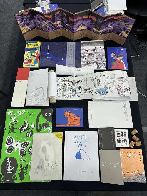 아티스트 북 그룹 ‘바캉스 프로젝트’가 일곱 번째 시즌을 통해 선보인 책들이 오는 22일까지 서울 강남구 코엑스에서 열리는 서울국제도서전을 통해 독자들과 만나고 있다. 사랑과 숫자를 주제로 한 책들이 저마다 개성을 뽐낸다. 바캉스 프로젝트 제공